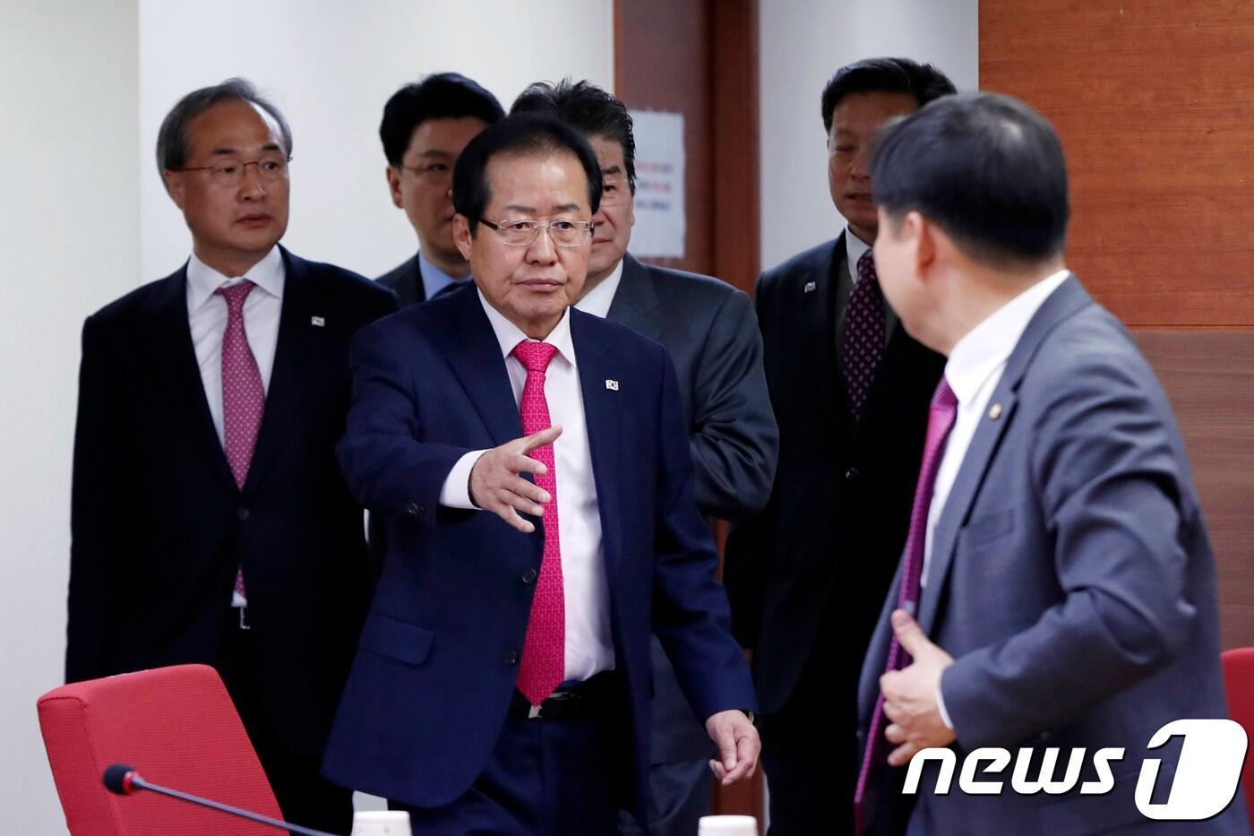 본문 이미지 - 홍준표 자유한국당 대표가 19일 오전 서울 여의도 당사에서 열린 6.13 지방선거 중앙-시도당 맑은공천 연석회의에 입장하고 있다. 2018.3.19/뉴스1 ⓒ News1 안은나 기자