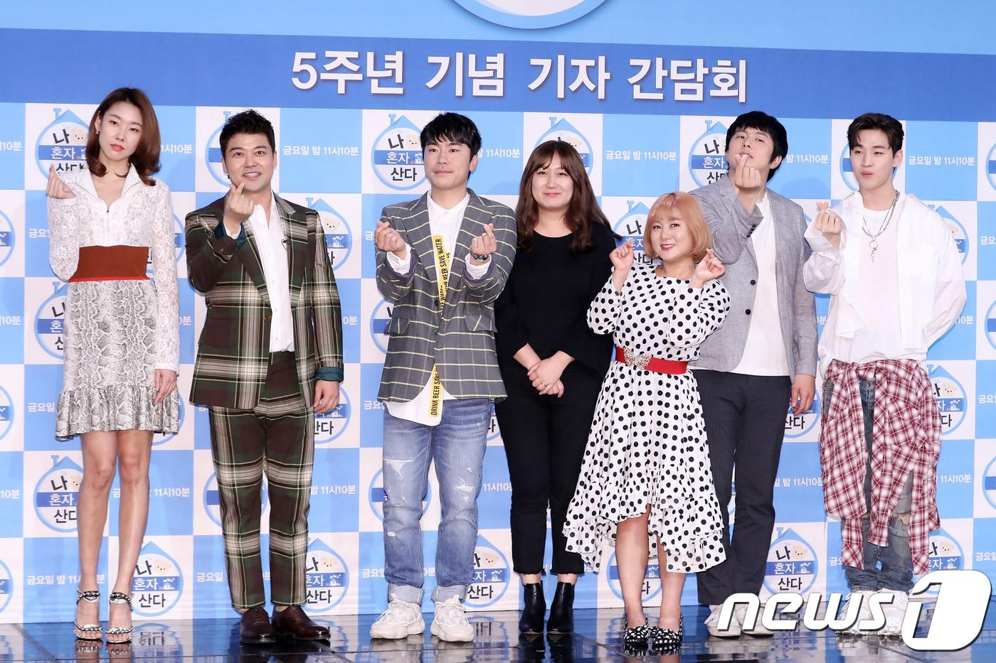 본문 이미지 - 방송인 한혜진(왼쪽부터), 전현무, 이시언, 황지영 PD, 박나래, 기안84, 헨리가 19일 오후 서울 MBC홀에서 진행된 MBC 예능 프로그램 '나 혼자 산다' 5주년 기념 기자 간담회에 참석해 포즈를 취하고 있다. 2018.3.19./뉴스1 ⓒ News1 강고은 에디터