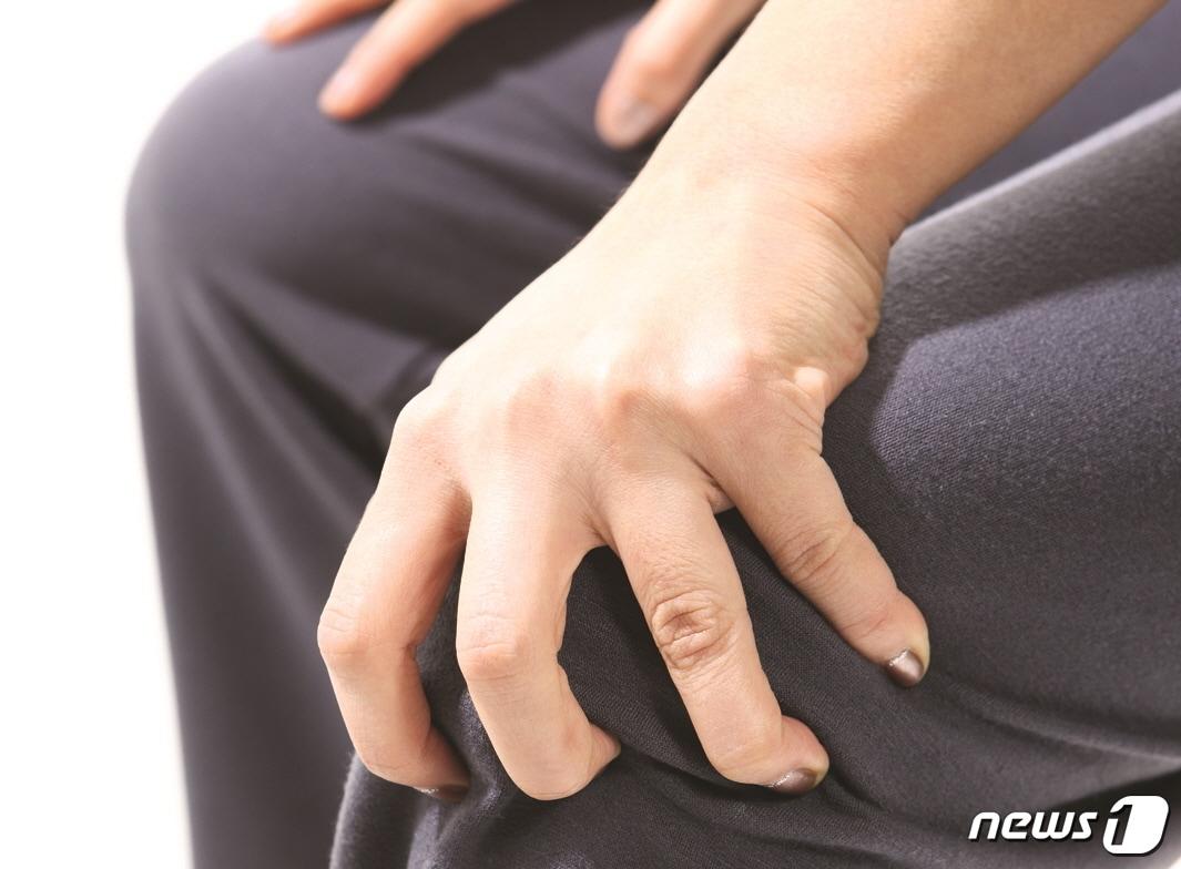 본문 이미지 - 한 중년 여성이 관절염으로 무릎 통증을 호소하고 있다.(대전자생한방병원 제공)ⓒ News1