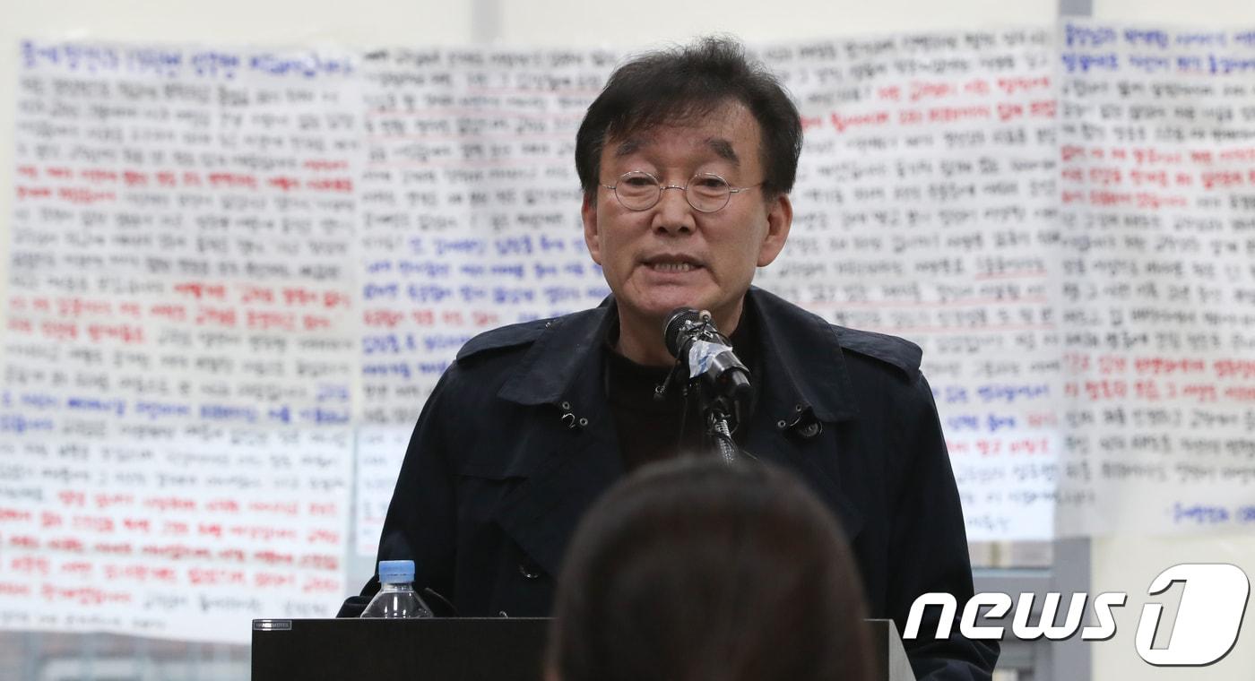 본문 이미지 - 하일지 동덕여대 문예창작과 교수가 19일 서울 성북구 동덕여대 백주년기념관에서 ‘미투’ 비하 관련 해명 기자회견을 하고 있다. 2018.3.19/뉴스1 ⓒ News1 허경 기자