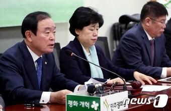 본문 이미지 - 2일 오전 서울 여의도 국회 의원회관에서 열린 민주평화당 최고위원-국회의원 연석회의. 왼쪽부터 장병완 원내대표, 조배숙 대표, 김경진 상임선대위원장. 2018.3.2/뉴스1 ⓒ News1 박정호 기자