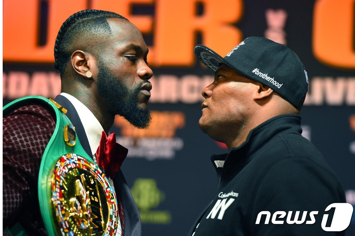 1일(현지시간) 뉴욕 바클레이스 센터에서 WBC 헤비급 챔피언 디온테이 와일더(왼쪽)과 루이스 오르티즈가 마주보고 있다. ⓒ AFP=뉴스1