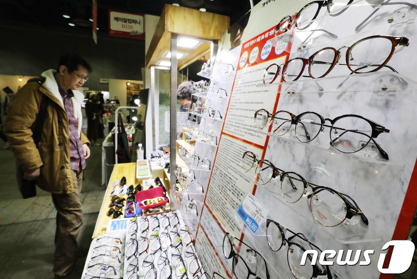 서울 강남구 삼성동 코엑스에서 열린 뚝딱뚝딱 수제박람회에서 한 관람객이 안경을 살펴보고 있다. 2018.3.2/뉴스1 ⓒ News1 이재명 기자
