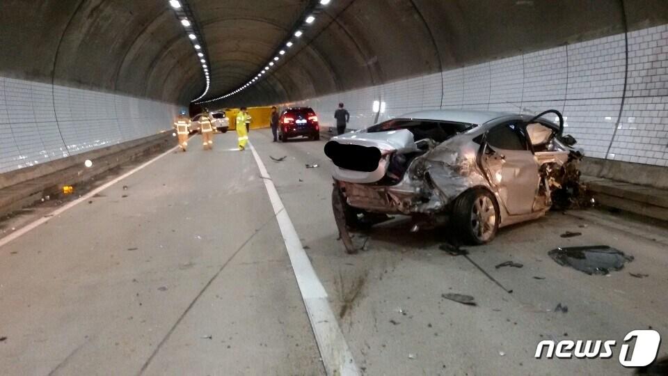 본문 이미지 - 19일 오후 8시 55분쯤 경남 김해시에 있는 중앙고속도로 하행 부산방면 27.6km 지점에서 아반떼가 생림 1터널 입구 옹벽을 들이받고 수 차례 회전한 뒤 뒤따르던 차량과 연쇄추돌사고가 났다. 사고 승용차가 휴지조각처럼 일그러진 모습.(부산지방경찰청 제공)ⓒ News1