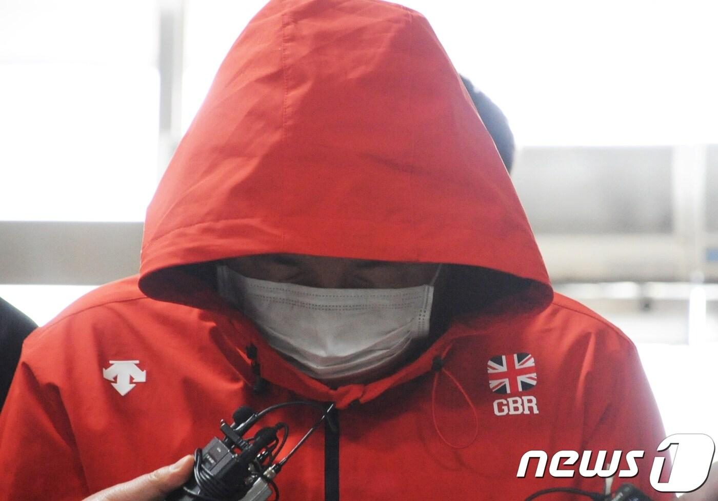 직장 동료를 목 졸라 살해하고 쓰레기봉투에 넣어 소각장에 버린 이모씨(50)가 전주지법에서 영장실질심사를 받고 전주 완산경찰서에 조사를 받으러 들어오고 있다.2018.03.20./뉴스1 ⓒ News1 박슬용 기자