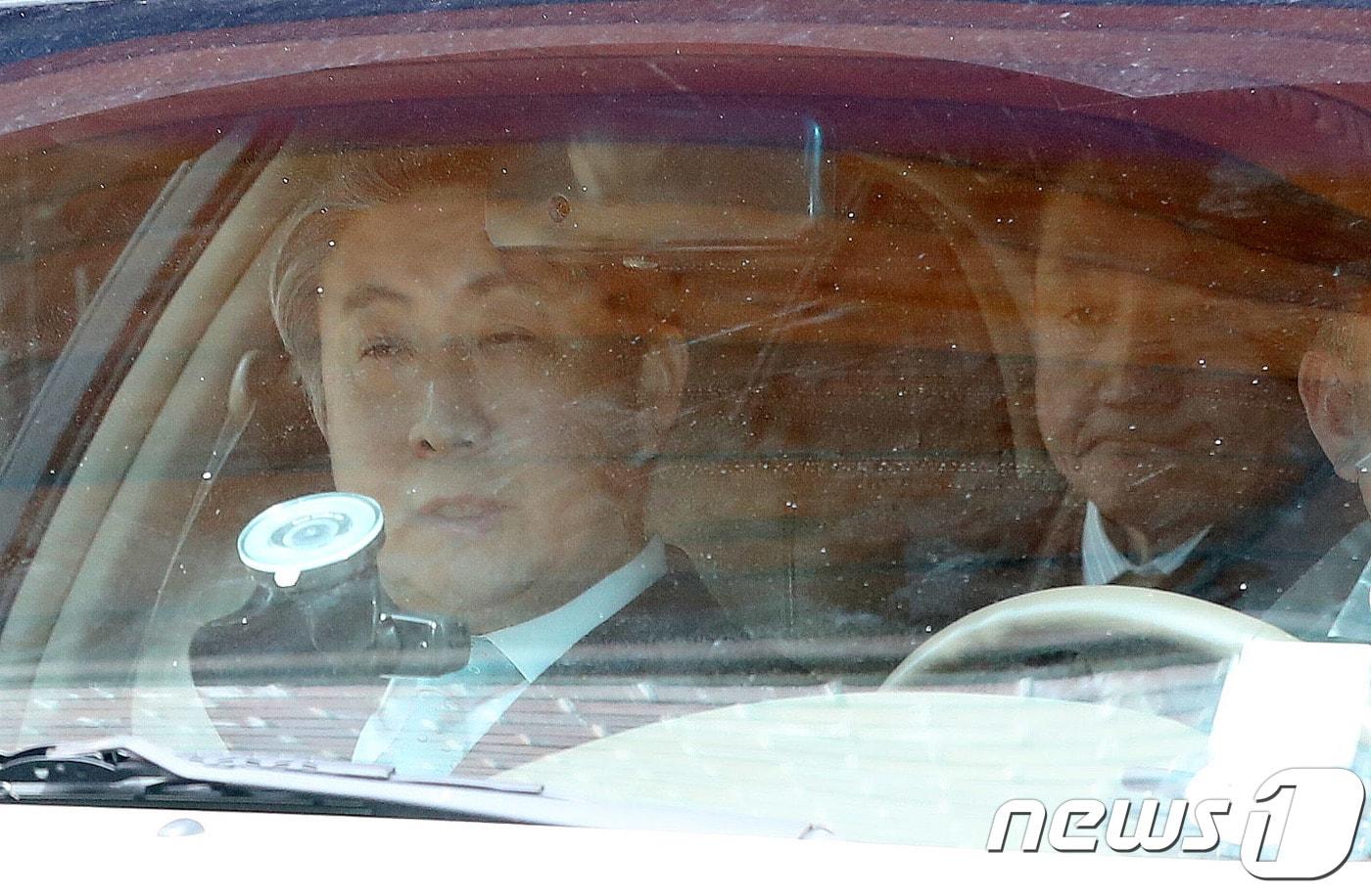 본문 이미지 - 이동관 전 청와대 홍보수석(왼쪽), 김효재 정무수석이 20일 서울 강남구 논현동 이명박 전 대통령 자택에서 차량을 타고 나서고 있다. 이 전 대통령의 구속영장 실질심사는 22일 오전 10시30분부터 박범석 영장전담 부장판사 심리로 열린다. 2018.3.20/뉴스1 ⓒ News1 박세연 기자