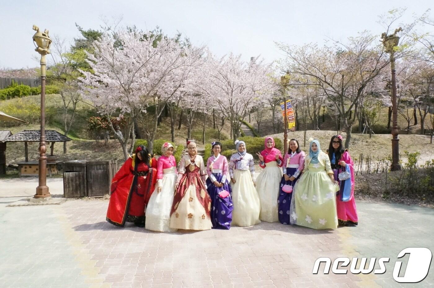 본문 이미지 - 경주 신라밀레니엄파크를 찾은 말레이시아 언론인(이하 관광공사 제공)
