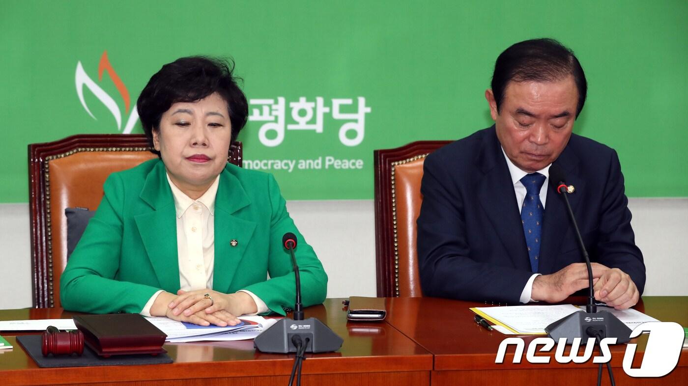 조배숙 민주평화당 대표(왼쪽)와 장병완 원내대표가 21일 오전 서울 여의도 국회에서 열린 최고위원, 국회의원 연석회의에서 생각에 잠겨있다.2018.3.21/뉴스1 ⓒ News1 이광호 기자