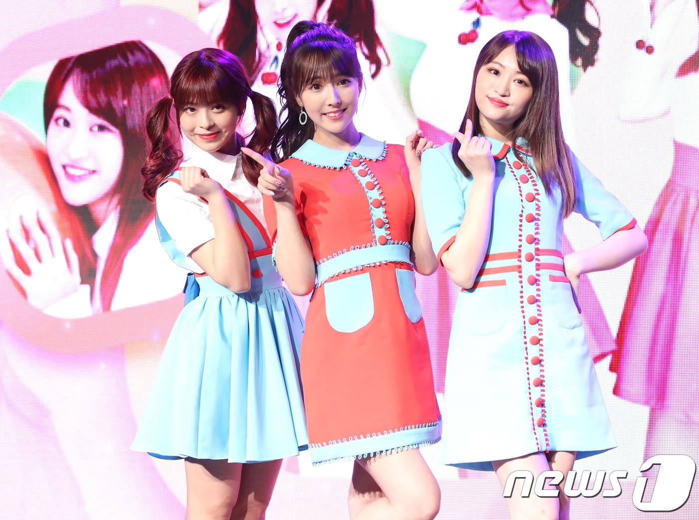 본문 이미지 - AV 배우 삼인조로 결성된 일본 걸그룹 허니팝콘이 21일 오전 서울시 마포구 스테이라운지에서 첫 번째 앨범 ‘비비디 바비디 부’(Bibidi Babidi Boo) 쇼케이스를 열고 포즈를 취하고 있다. 2018.3.21./뉴스1 ⓒ News1 권현진 기자