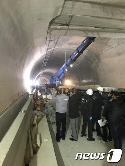 본문 이미지 - 지난해 3월 발생한 부산 금정구 구서동 산성터널 사고 수습 현장(부산지방경찰청 제공)ⓒ News1