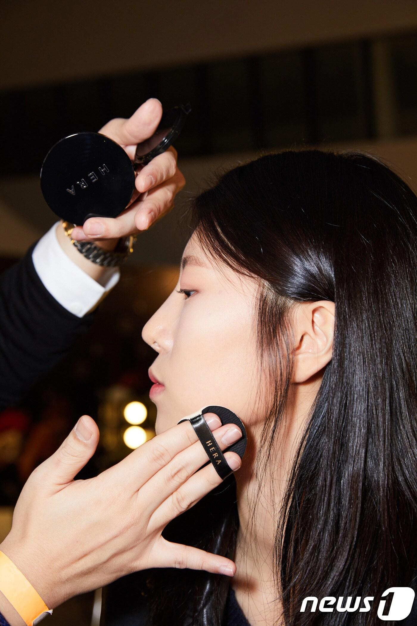 본문 이미지 - 2018 F/W 헤라 서울패션위크 메이크업 아티스트 시연. ⓒ News1