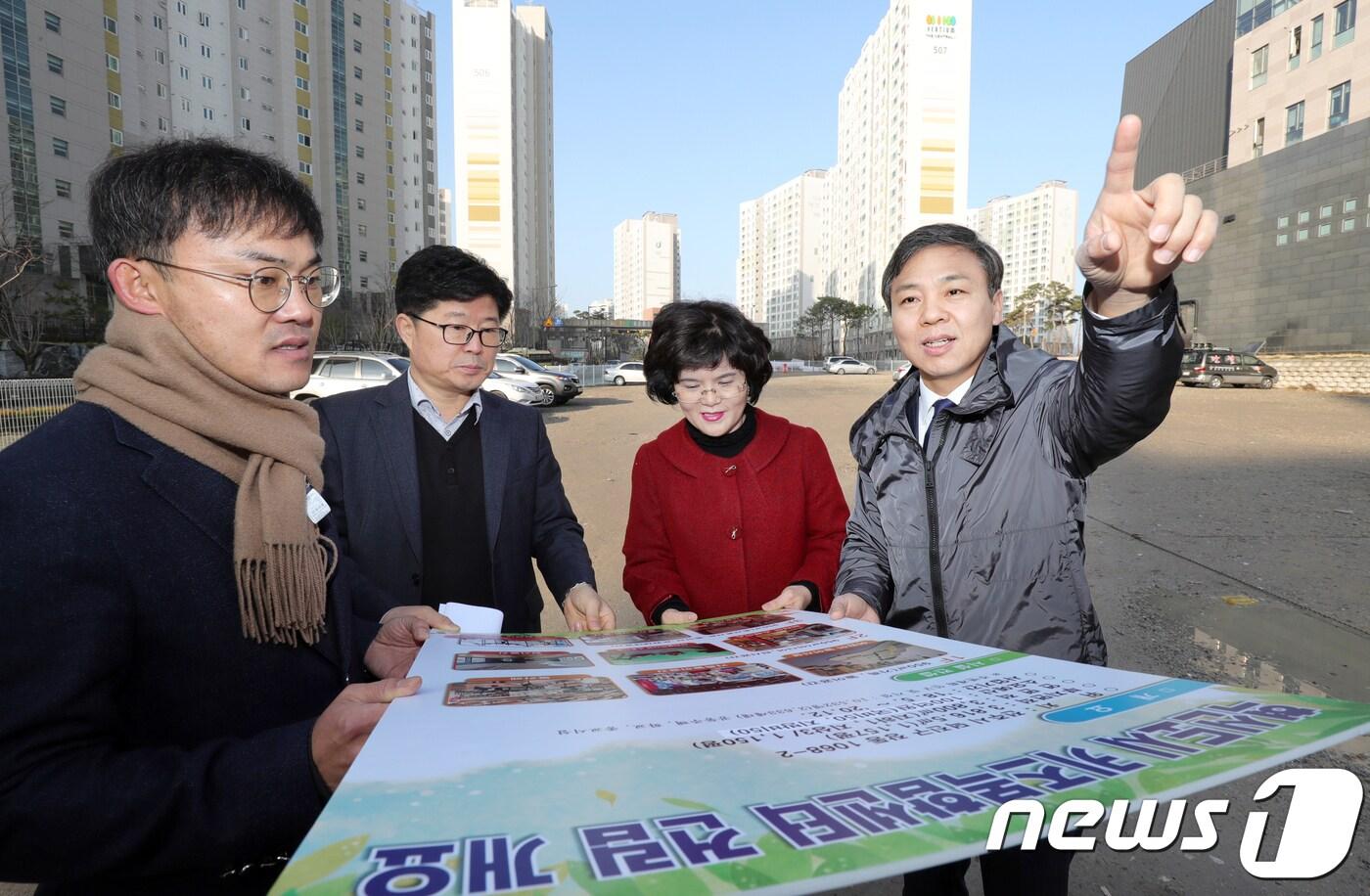 김승수(오른쪽) 전주시장이 22일 오전 전북 전주시 혁신도시 내 (가칭)키즈복합센터 부지를 방문해 현장점검을 하고 있다. 전주시는 혁신도시 정주여건 개선을 위해 장동 1114 일원에는 3,900㎡ 규모의 복합 체육시설을, 학교와 학원이 밀집한 장동 1068-2 일원에는 3,800㎡ 규모의 키즈복합센터를, 중동 852 일원 부지에는 차후 통합될 혁신동의 주민센터를 건립할 예정이다.2018.3.22/뉴스1 ⓒ News1 문요한 기자