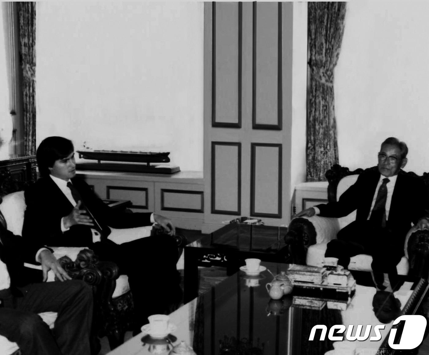 본문 이미지 - 1983년 수원 소재 삼성전자 본사에서 당시 73세인 이병철 삼성전자 회장과 28세인 스티브 잡스가 대화하는 모습. ⓒ News1