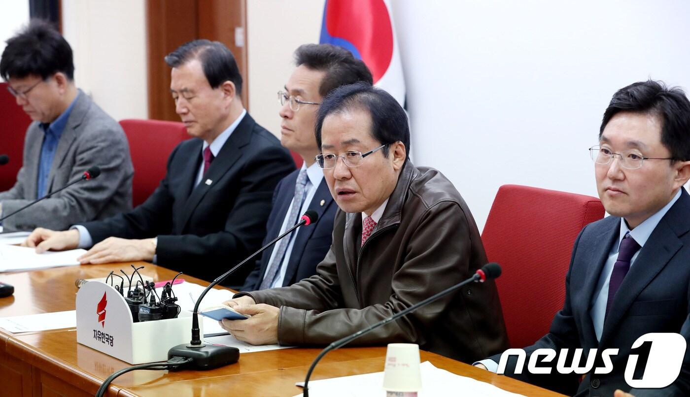 본문 이미지 - 홍준표 자유한국당 대표가 지난 22일 오전 서울 여의도 당사에서 열린 제2기 혁신위원회 혁신안 발표식에서 모두발언을 하고 있다. /뉴스1 ⓒ News1 박정호 기자