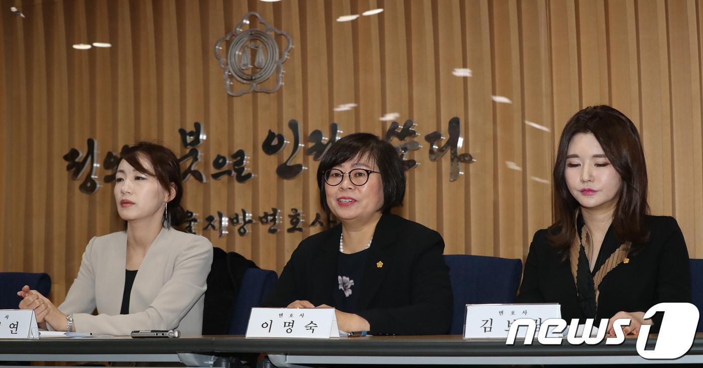 22일 오전 서울 서초구 변호사회관에서 열린 이윤택 감독 성추행 및 성폭행 피해자측 공동변호인단 기자회견에서 이명숙 변호사(가운데)가 입장발표를 하고 있다. 2018.3.22/뉴스1 ⓒ News1 임세영 기자