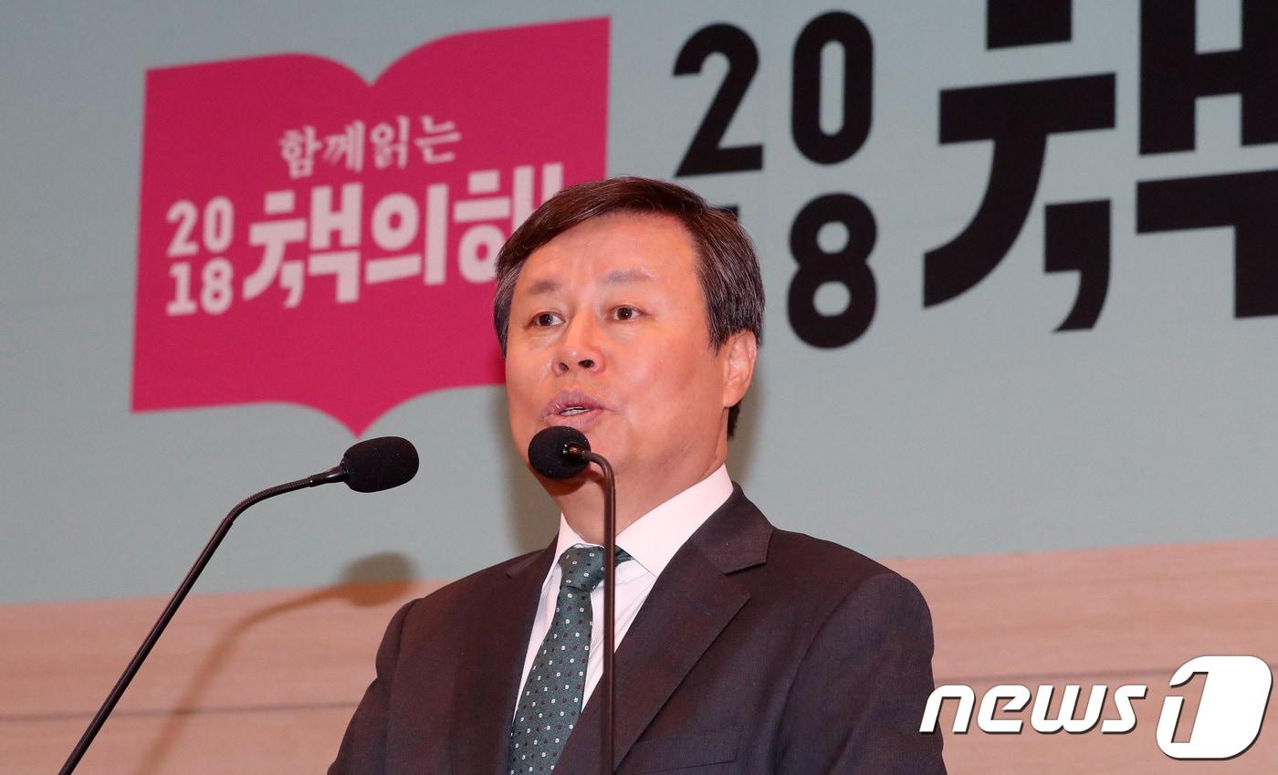 본문 이미지 - 도종환 문화체육관광부 장관이 22일 오전 서울 종로구 대한출판문화협회에서 열린 '2018 책의 해 출범식'에 참석해 인사말을 하고 있다.  2018.3.22/뉴스1 ⓒ News1