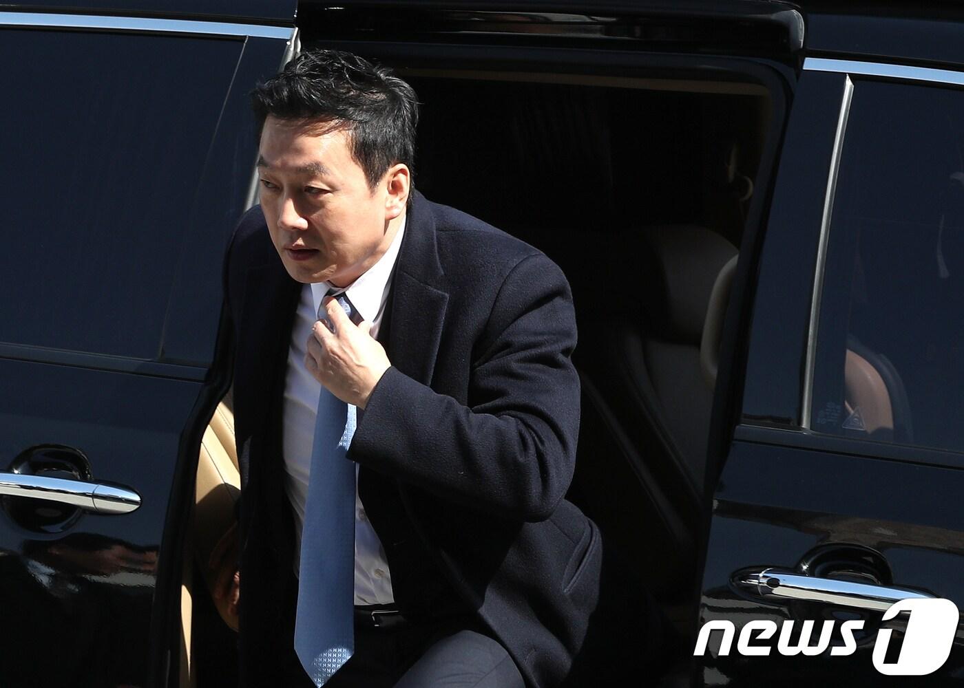 본문 이미지 - 정봉주 전 통합민주당 의원이 지난 22일 오후 서울 중랑구 서울지방경찰청 지능범죄수사대에 고소인 신분으로 출석하고 있다.  2018.3.22/뉴스1 ⓒ News1 신웅수 기자