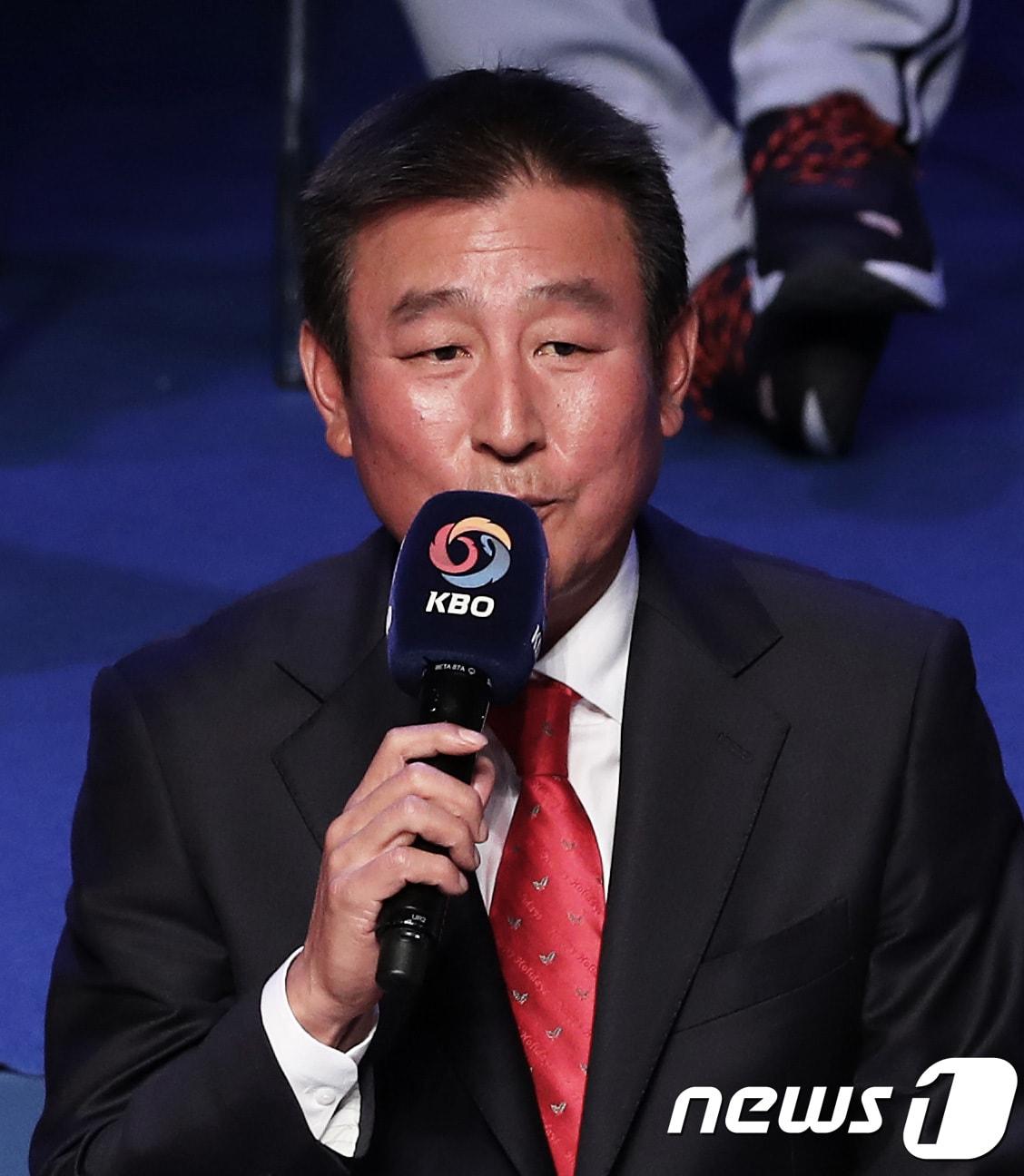 본문 이미지 - 22일 서울 용산구 한남동 블루스퀘어에서 열린 '2018 신한은행 마이카 KBO 미디어데이'에서 KIA 김기태 감독이 올시즌 각오를 밝히고 있다. 정규시즌 목표관중을 역대 최다인 879만 명으로 잡은 프로야구는 오는 24일 오후 2시 잠실·문학·광주·고척·마산 등 전국 5개 구장에서 일제히 막을 올린다. 2018.3.22/뉴스1 ⓒ News1 오대일 기자
