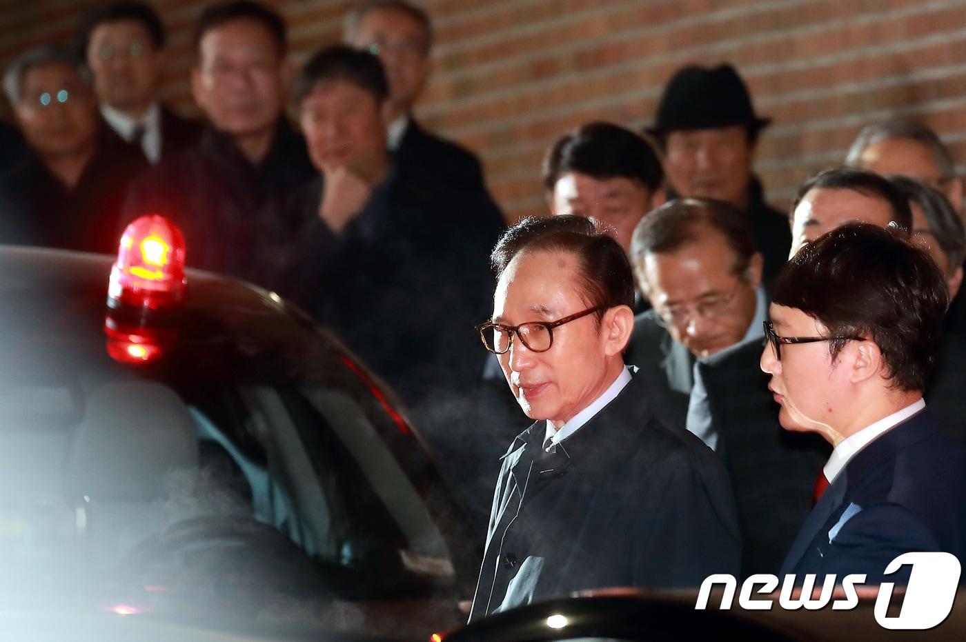 뇌물수수 등의 혐의로 구속영장이 발부된 이명박 전 대통령이 지난 2018년 3월22일 서울 강남구 논현동 자택을 나서 검찰 차량으로 향하고 있다. 이 전 대통령은 서울 동부구치소에 수감됐다. 2018.3.23/뉴스1 ⓒ News1 이광호 기자