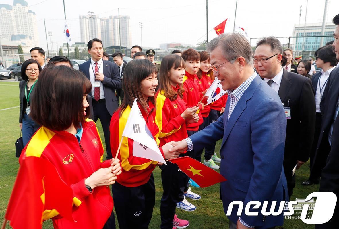 본문 이미지 - 문재인 대통령이 22일 오후 베트남 국빈방문 첫 일정으로 베트남 축구협회를 방문해 베트남 유소년 축구 선수들과 인사를 하고 있다. (청와대 페이스북) 2018.3.23/뉴스1 ⓒ News1 송원영 기자