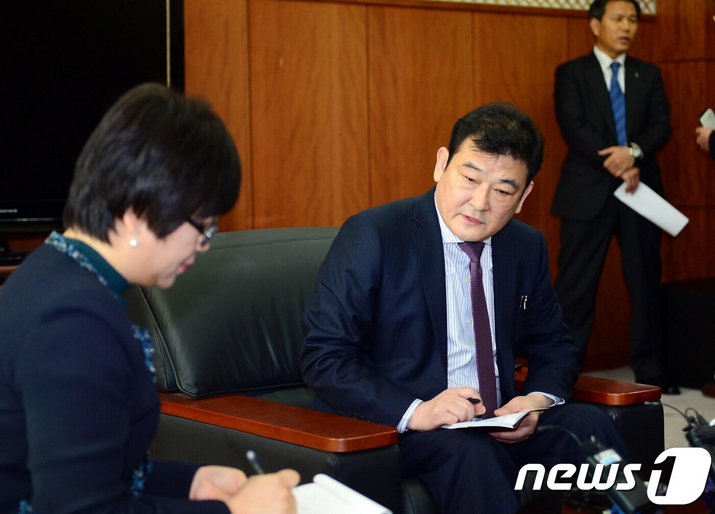 본문 이미지 - 중국 타이어업체 더블스타의 차이융썬(柴永森) 회장이 23일 금호타이어 광주공장을 방문해 일반직 대표단과 면담을 하고 통역에게 입장을 밝히고 있다. 차이 회장은 "더블스타는 약속사항을 엄격히 지킬 것을 다시 한번 약속한다＂고 밝혔다. 2018.3.23/뉴스1 ⓒ News1 박준배 기자