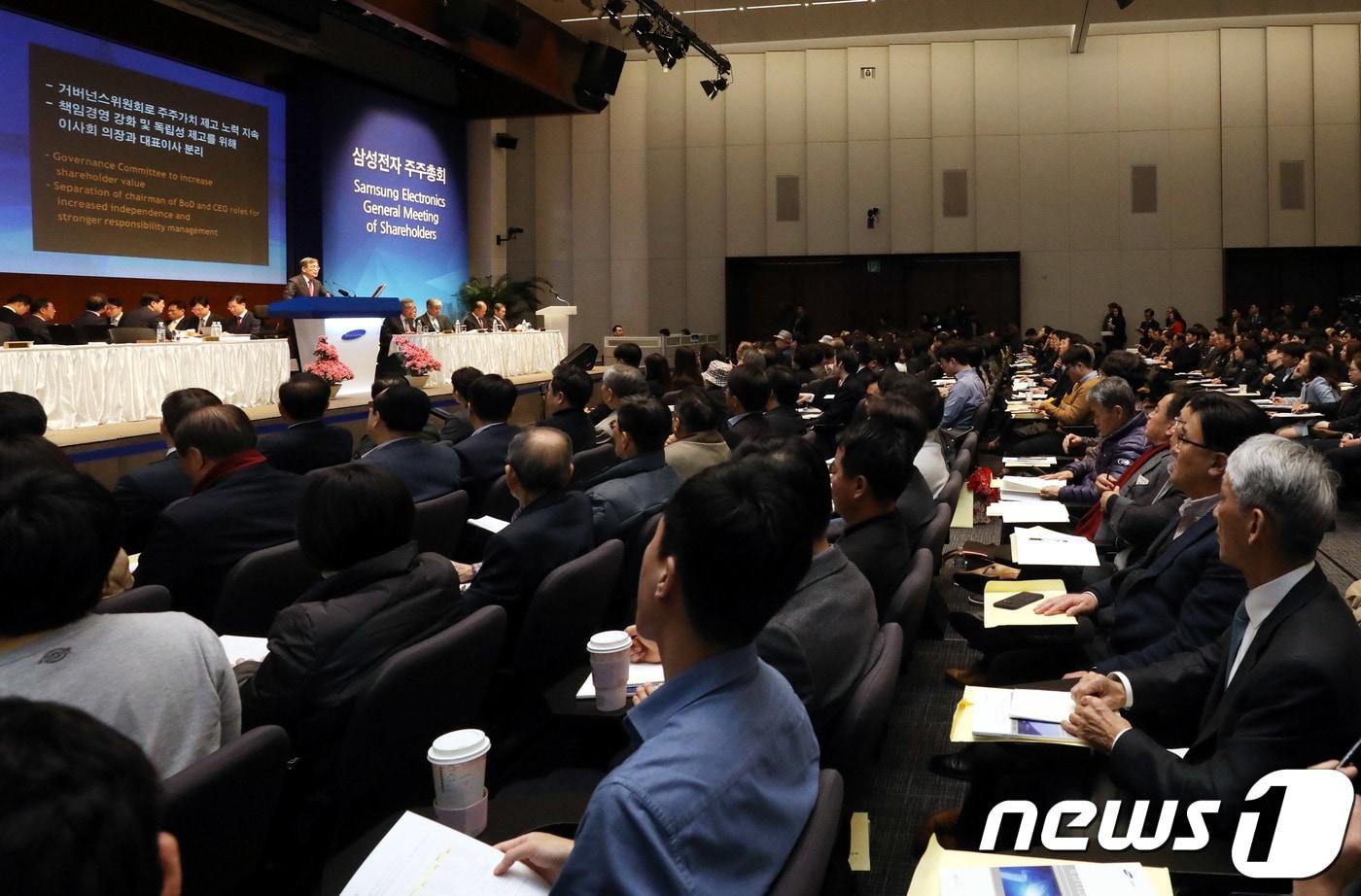 권오현 삼성전자 대표이사 회장이 23일 오전 서울 서초구 삼성전자 서초사옥 5층 다목적홀에서 열린 삼성전자 주주총회에서 인사말을 하고 있다. 권 회장은 "지난해 성과에 자만하지 않고 초심으로 돌아가 새롭게 변화하고 도전할 것＂이라고 밝혔다. 아울러 주주가치와 소통 강화, 이사회 중심 책임경영을 거듭 다짐했다. 2018.3.23/뉴스1 ⓒ News1 이재명 기자