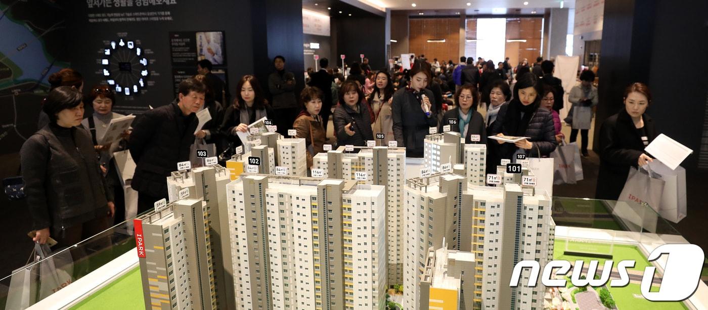 지난 2020년 입주한 영등포구 당산동 상아·현대아파트 재건축 아파트인 당산 센트럴 아이파크 견본주택 전시장에 방문객이 북적이는 모습. (자료사진) 2018.3.23/뉴스1 ⓒ News1 박지혜 기자