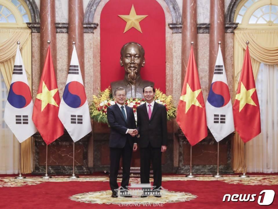 본문 이미지 - 문재인 대통령과 쩐 다이 꽝 베트남 국가주석이 23일 베트남 주석궁에서 악수를 하고 있다. ⓒ News1(청와대 페이스북)