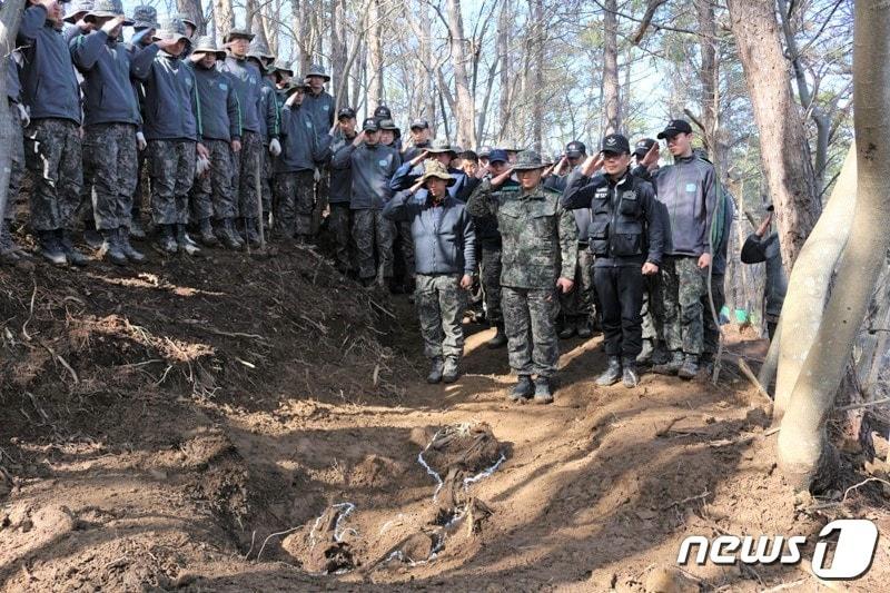 본문 이미지 - 35사단 장병들이 유해발굴 후 호국영령께 단체경례를 하고 있다.(육군35사단 제공)ⓒ News1