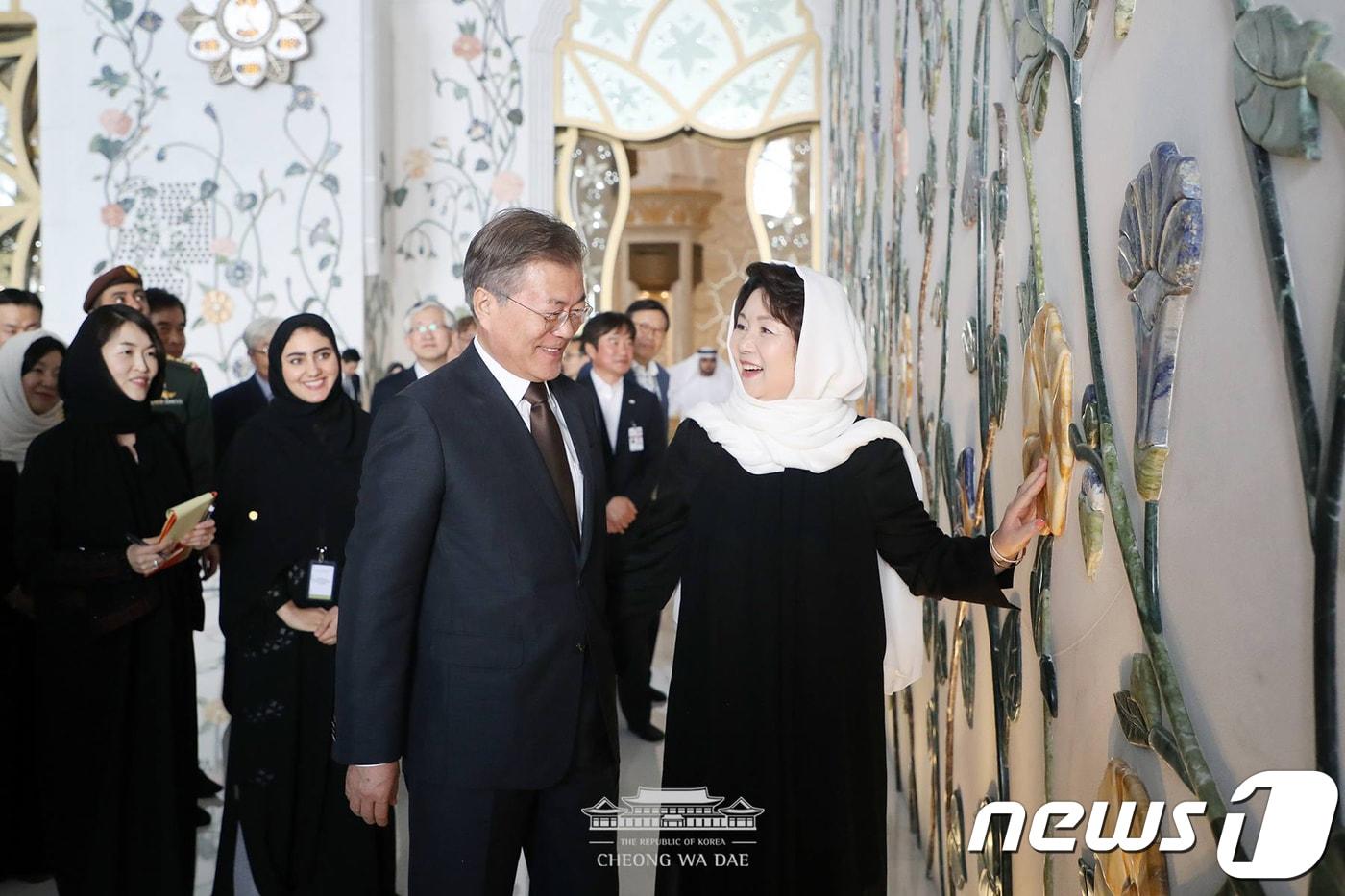본문 이미지 - 문재인 대통령과 김정숙 여사가 24일 오후(현지시간) 아랍에미리트(UAE) 아부다비 그랜드 모스크를 방문해 둘러보고 있다. (청와대 페이스북) 2018.3.25/뉴스1 ⓒ News1 송원영 기자