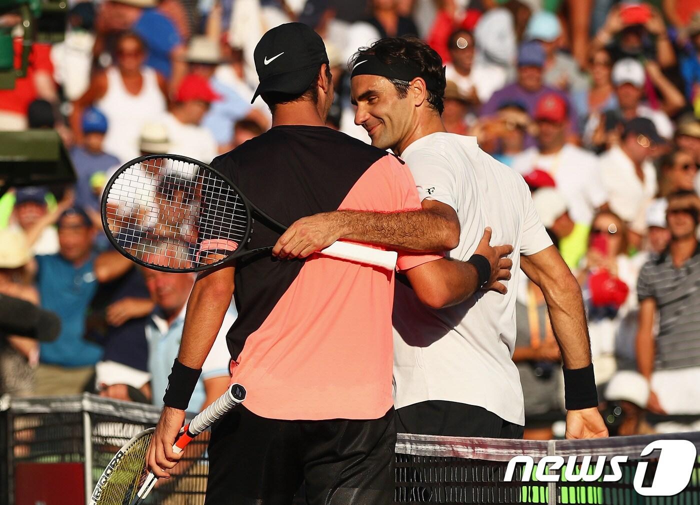 본문 이미지 - 로저 페더러(오른쪽)와 타나시 코키나키스. ⓒ AFP=News1