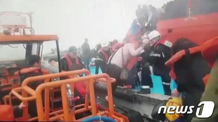 본문 이미지 - 25일 오후 전남 신안군 흑산도 북동쪽 해상에서 암초에 좌초된 여객선 P호(223t급) 승객들이 다른 배로 구조되고 있다. 해양경찰청은 이날 흑산도 좌초 여객선 승객 158명과 승무원 5명을 전원 구조했으며 승객 중 6명이 경미한 부상을 당했다고 밝혔다.(해양경찰청 제공) 2018.3.25/뉴스1 ⓒ News1 신웅수 기자