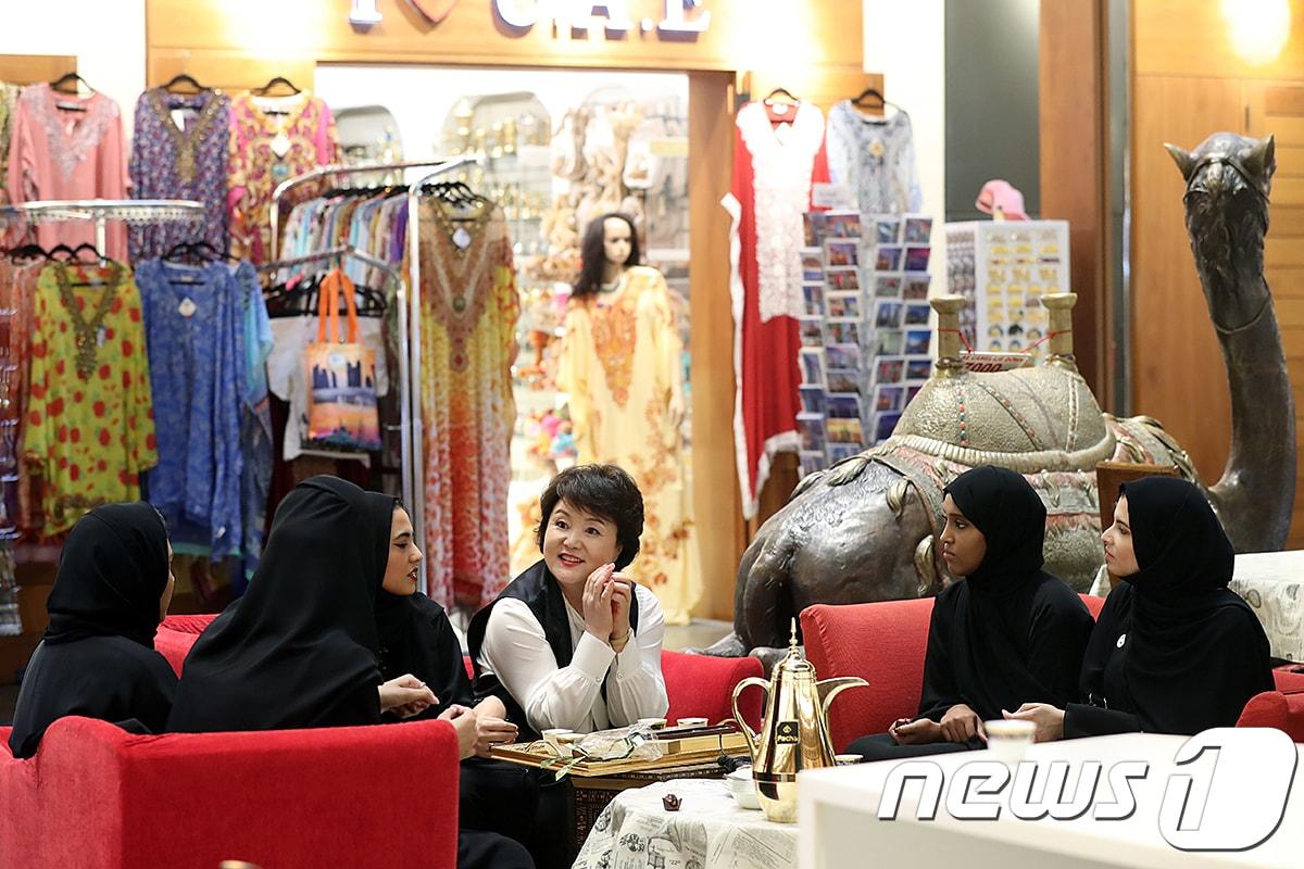 본문 이미지 - 김정숙 여사가 25일 오후(현지시간) 아랍에미리트(UAE) 아부다비의 전통시장 수크(시장)에서 세종학당 학생들과 대화를 나누고 있다.(청와대 제공) 2018.3.25/뉴스1 ⓒ News1 송원영 기자