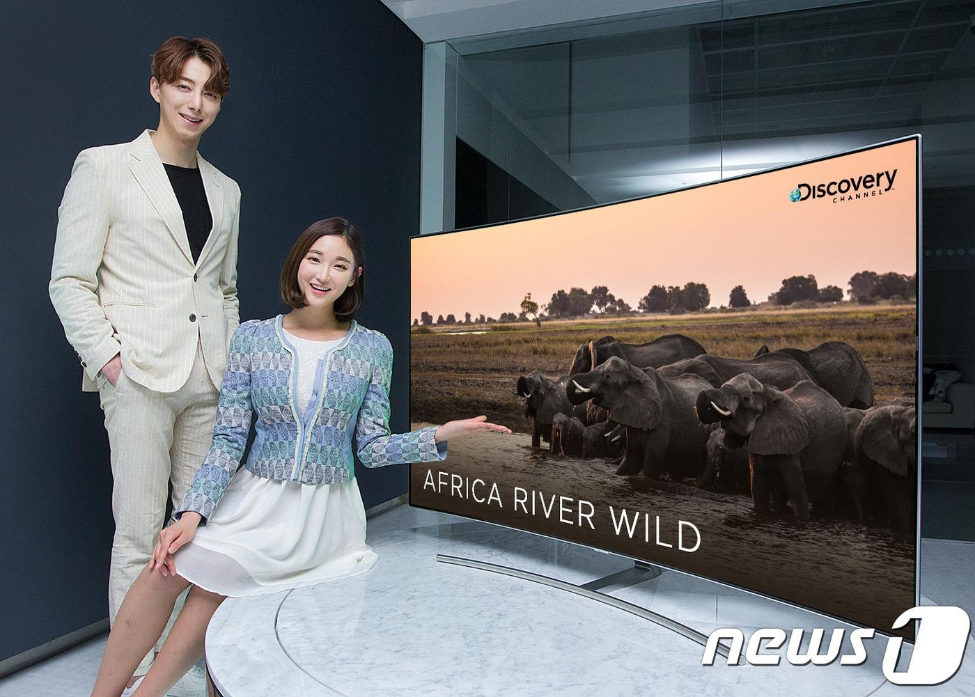 본문 이미지 - 삼성전자 모델이 '디스커버리' 채널을 통해 UHD 다큐멘터리 '아프리카 야생의 비밀'을 시청하고 있다.(삼성전자 제공) /뉴스1