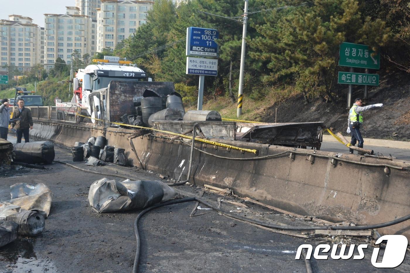 본문 이미지 - 경남 창원터널 인근에서 드럼통에 오일을 싣고 이동하던 5t 화물차가 폭발한 사고현장 자료사진 (도로교통공단 제공).2018.3.25/뉴스1 ⓒ News1 노정은 기자