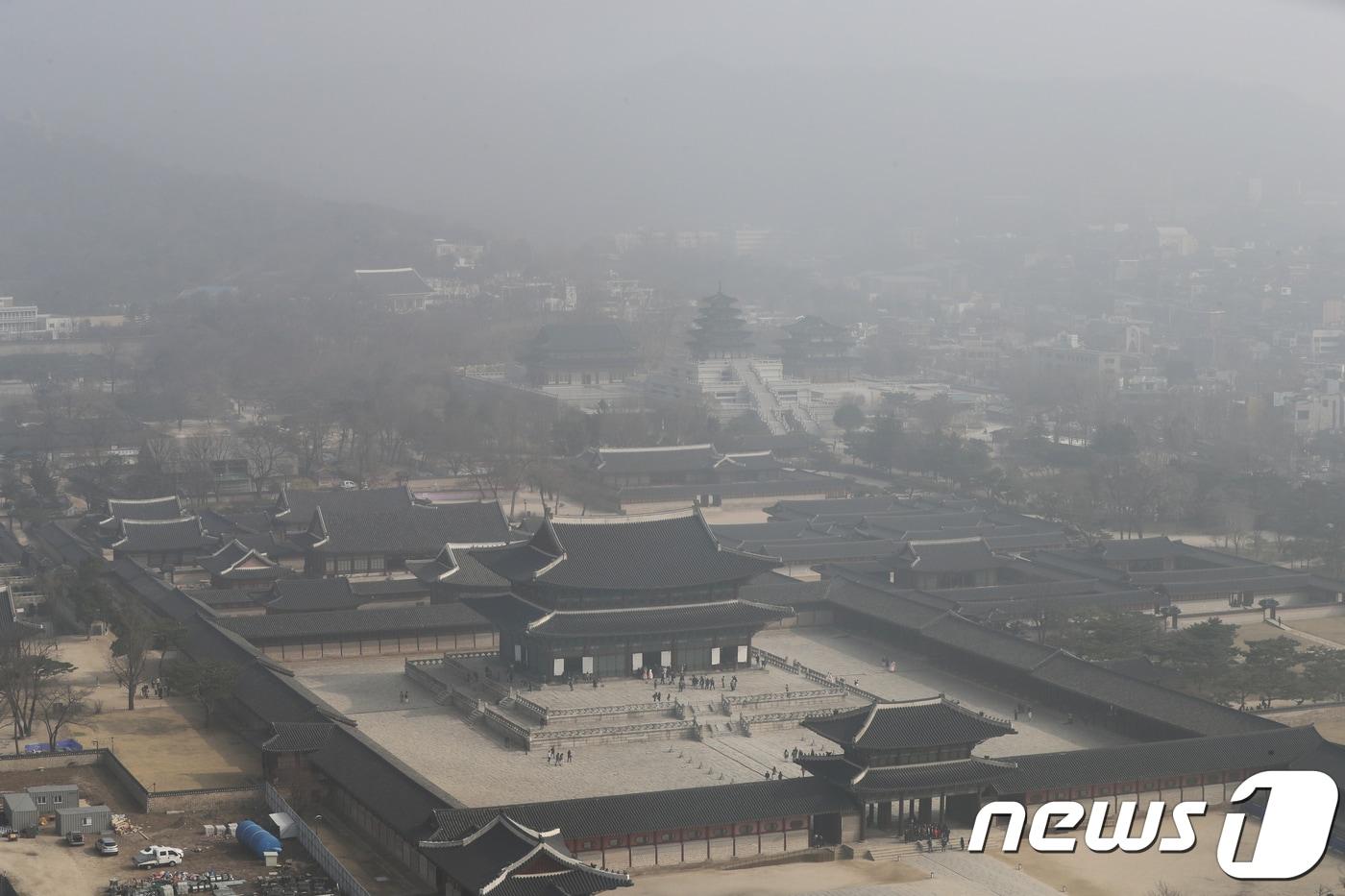본문 이미지 - 고농도 미세먼지의 영향으로 올해 들어 두 번째로 서울 등 수도권에 미세먼지 비상저감조치가 시행된 26일 서울 도심과 경복궁 일대 하늘이 미세먼지로 뿌옇다. ⓒ News1 이광호 기자