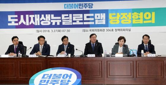 본문 이미지 - 김현미 국토교통부 장관이 3월27일 오전 서울 여의도 국회의원회관에서 열린 도시재생뉴딜로드맵 당정협의에서 모두발언을 하고 있다. 2018.3.27/뉴스1 ⓒ News1 안은나 기자