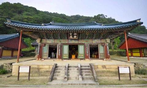 본문 이미지 - 속초 신흥사 극락보전.(문화재청 제공)