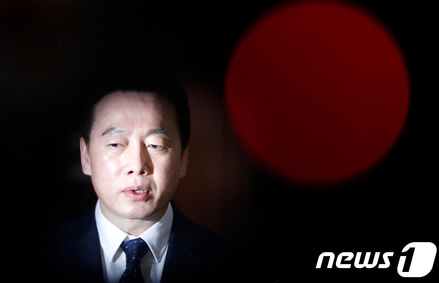 정봉주 전 의원이 27일 서울 여의도 국회 정론관에서 이명박 전 대통령(MB)의 BBK 관련 의혹 제기로 기소됐던 사건에 대해 무죄를 주장하며 재심을 청구하겠다고 밝히고 있다. 2018.3.27/뉴스1 ⓒ News1 안은나 기자