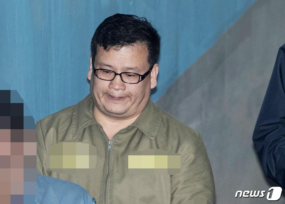 본문 이미지 - &#39;오패산 총격 사건&#39; 성병대씨가 27일 오후 서울 서초구 서울중앙지방법원에서 열린 항소심 5차 공판에 출석하고 있다. 2018.3.27/뉴스1 ⓒ News1 이승배 기자