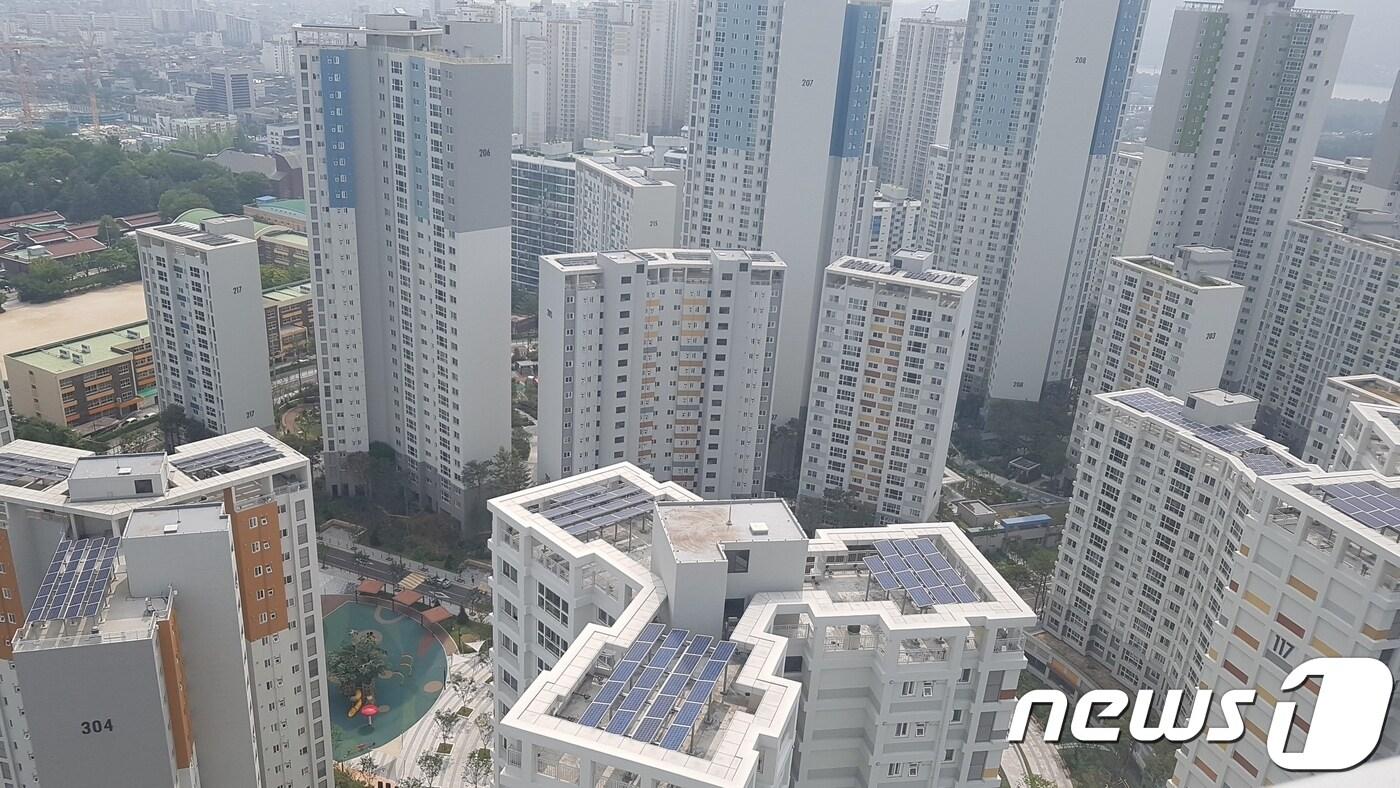 서울시의 한 아파트 단지에 설치된 옥상 태양광발전.(서울시 제공) ⓒ News1