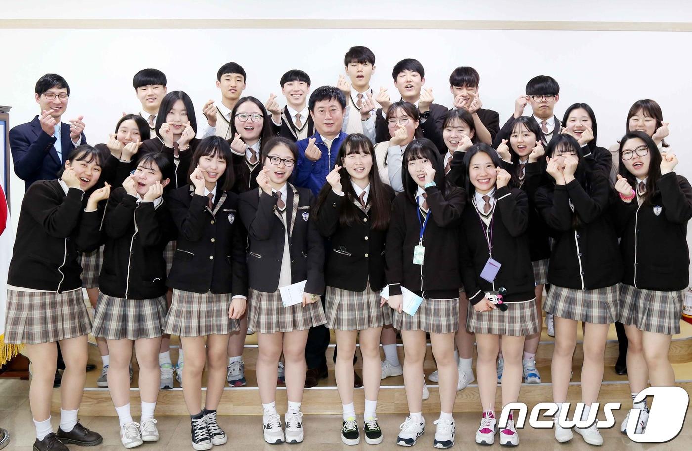 용인시청을 방문한 용인고 학생들이 정찬민 용인시장과 기념촬영을 하고 있다.(용인시 제공)ⓒ News1