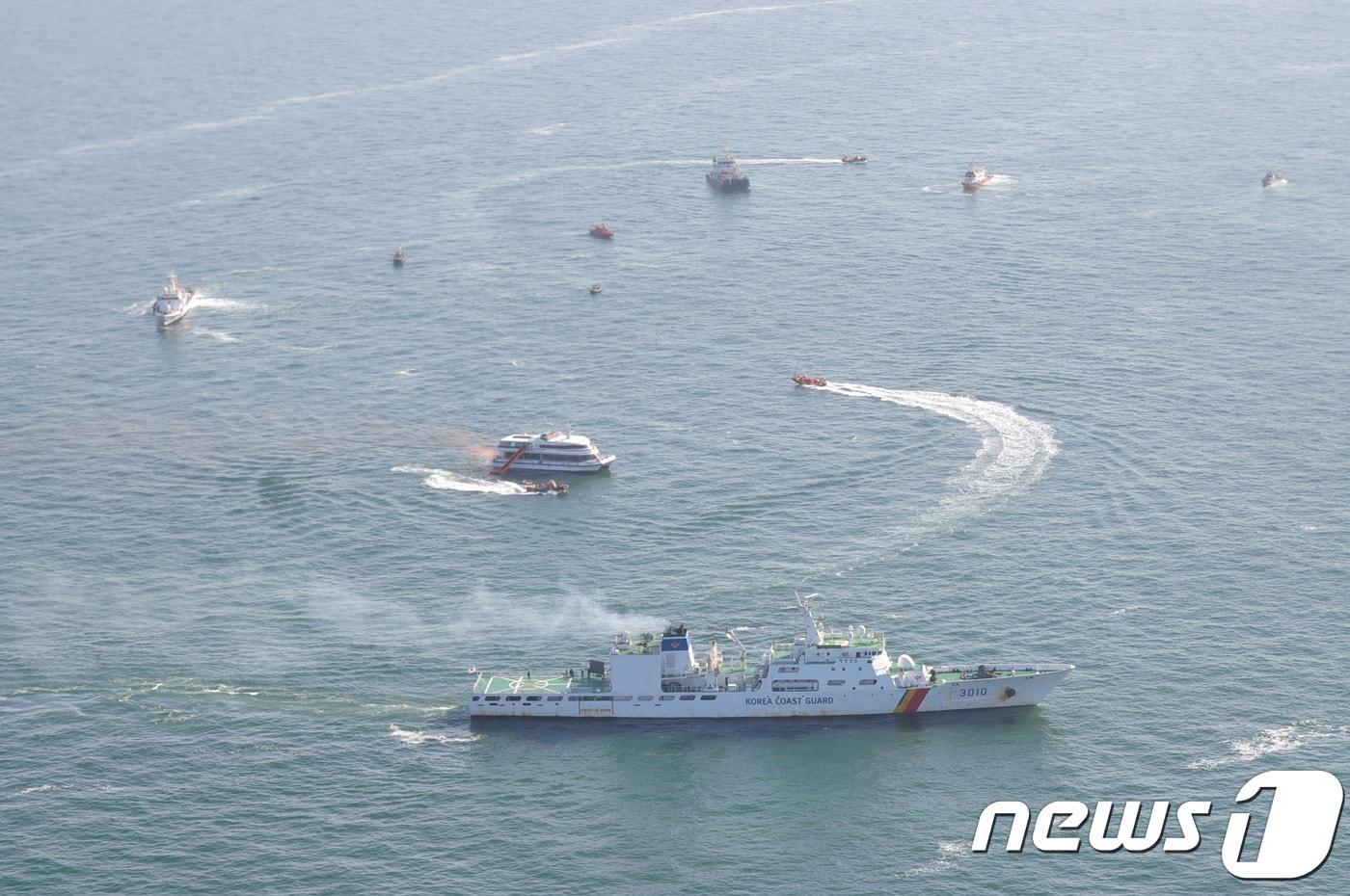 본문 이미지 - 여객선 조난자 구조훈련이 군산앞바다에서 진행되고 있다.ⓒ News1
