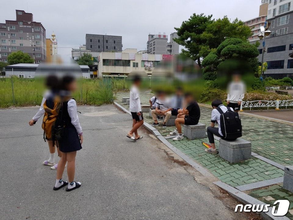 본문 이미지 - 교복을 입은 학생들이 길거리에서 담배를 피우는 모습. (사진은 기사 내용과 무관함) / 뉴스1 ⓒ News1