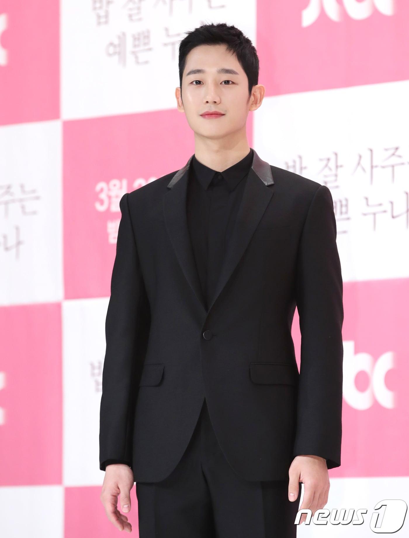 본문 이미지 - 배우 전해인이 28일 오후 서울 영등포 타임스퀘어에서 열린 JTBC 드라마 ‘밥 잘 사주는 예쁜 누나’ 제작발표회에 참석해 포즈를 취하고 있다. ‘밥 잘 사주는 예쁜 누나’는 그냥 아는 사이로 지내던 두 남녀 서준희(정해인 분), 윤진아(손예진 분)가 사랑에 빠지면서 그리는 '진짜 연애'에 대한 이야기를 담았다. 2018.3.28./뉴스1 ⓒ News1 권현진 기자