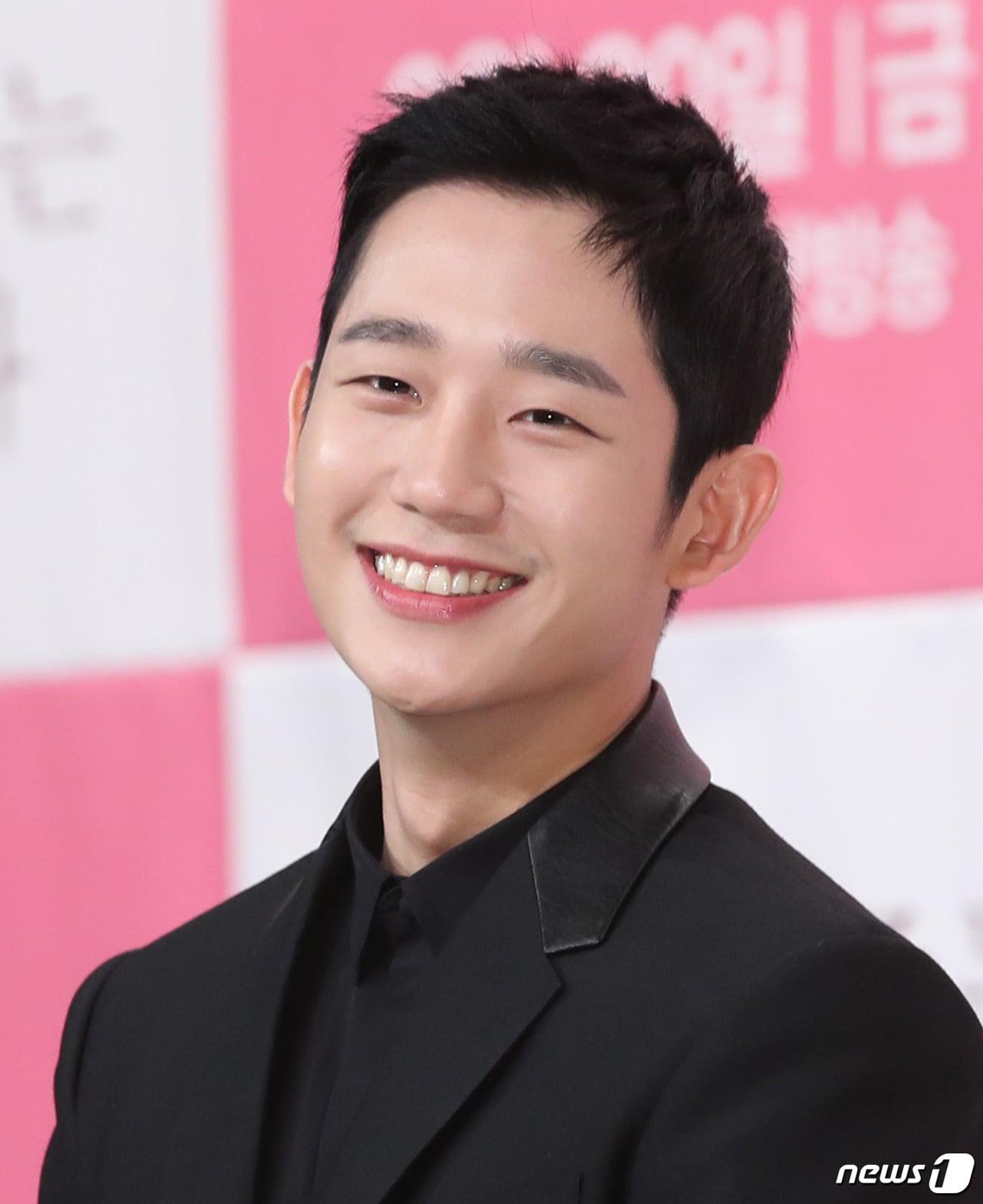 본문 이미지 - 배우 정해인이 28일 오후 서울 영등포 타임스퀘어에서 열린 JTBC 드라마 ‘밥 잘 사주는 예쁜 누나’ 제작발표회에 참석해 미소를 짓고 있다. ‘밥 잘 사주는 예쁜 누나’는 그냥 아는 사이로 지내던 두 남녀 서준희(정해인 분), 윤진아(손예진 분)가 사랑에 빠지면서 그리는 '진짜 연애'에 대한 이야기를 담았다. 2018.3.28./뉴스1 ⓒ News1 권현진 기자