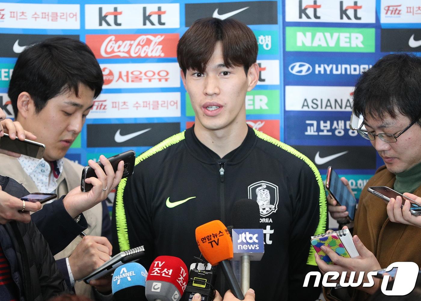 본문 이미지 - 유럽원정 평가전을 마친 축구 국가대표팀 이창민이 29일 오전 인천공항을 통해 귀국한 후 인터뷰를 하고 있다. 축구 대표팀은 북아일랜드와 폴란드와의 평가전에서 2연패 했다. 신태용 감독은 곧 월드컵에 출전할 최종 엔트리를 발표할 예정이다.2018.3.29/뉴스1 ⓒ News1 신웅수 기자