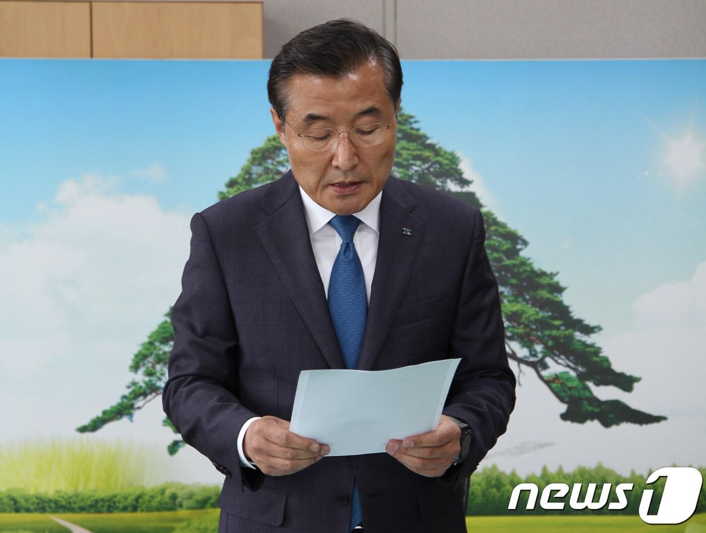 본문 이미지 - 김상문 보은장학회 이사장(66)이 29일 충북 보은군청에서 더불어민주당의 공천배제 결정에 관해 견해를 밝히고 있다.2018.03.29.ⓒ News1