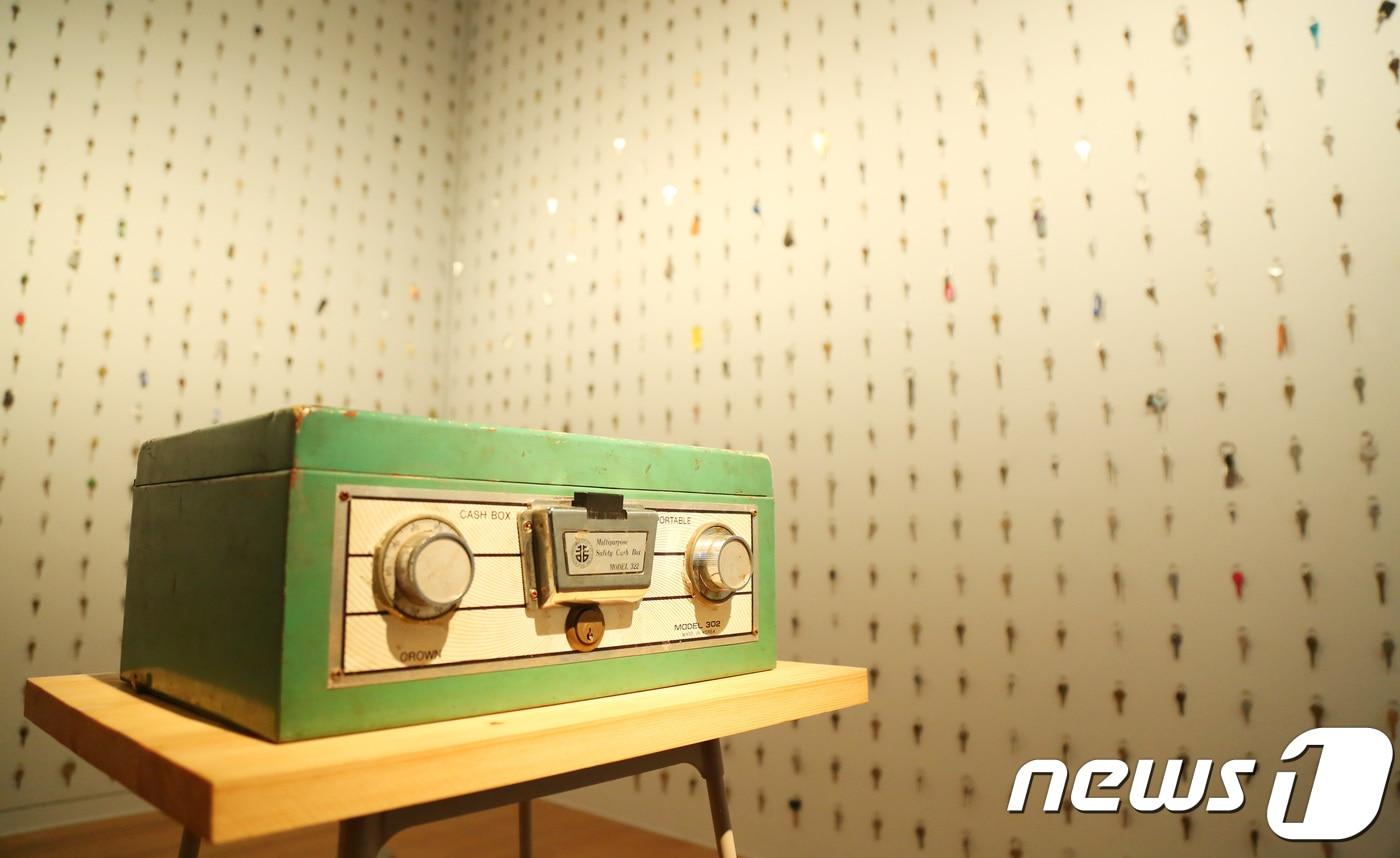 본문 이미지 - 29일 원주 뮤지엄 산(Museum SAN)이 '일상의 예술: 오브제' 특별전을 공개했다. 이번 특별전은 일상에서 흔히 볼 수 있는 사물을 통해 '일상과 예술은 가까이 있다'는 의미를 담았으며 오브제의 변용, 발견된 오브제, 관계하는 오브제 3가지 주제로 9월2일까지 진행된다.위 사진은 박혜수 작가의 작품 'Lost Dream & Lost Key'의 모습.2018.3.29/뉴스1 ⓒ News1 이찬우 기자