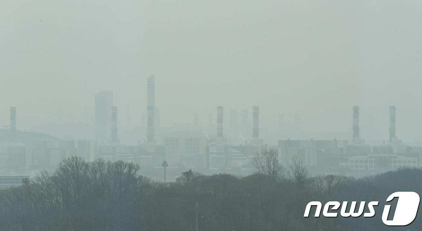 본문 이미지 - 지난 2018년 3월 29일 오후 인천시 서구 경인아라뱃길 아라타워 전망대에서 바라본 서인천 복합화력발전소가 뿌옇게 보이고 있다. /뉴스1 ⓒ News1 성동훈 기자